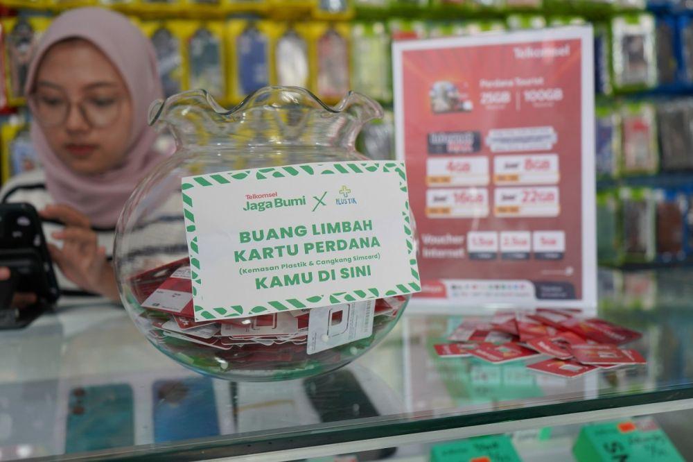Telkomsel Jaga Bumi menggandeng PlusTik menggelar aktivitas Beach Clean Up dan mengumpulkan sampah cangkang dan kemasan kartu SIM dari outlet penjual pulsa di Pantai Waecicu, Pantai Binongko, dan Pantai Pede Kawasan Labuan Bajo, Provinsi Nusa Tenggara Timur 7-13 Mei 2023. (Dok. Telkomsel).