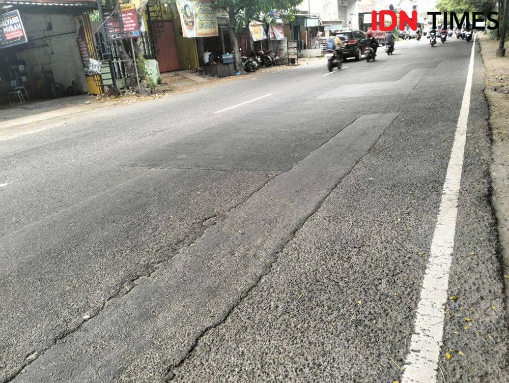 Jalan penuh tambahan di jalan Jagir Wonokromo Surabaya. (IDN Times/Khusnul Hasana).
