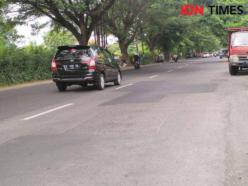 Jalan penuh tambahan di jalan Jagir Wonokromo Surabaya. (IDN Times/Khusnul Hasana).