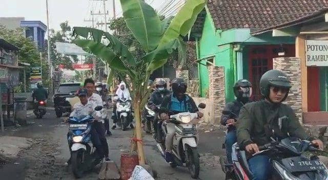 Jalan rusak di Dusun Keling, Desa Jumputrejo, Kecamatan Sukodono, Sidoarjo menjadi sorotan warga, Selasa (9/5/2023). Dok. Istimewa.