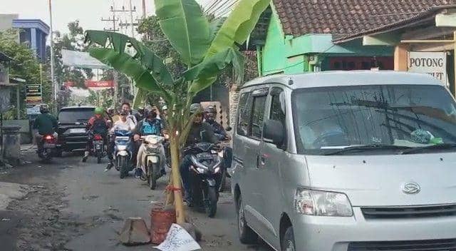 Jalan rusak di Dusun Keling, Desa Jumputrejo, Kecamatan Sukodono, Sidoarjo menjadi sorotan warga, Selasa (9/5/2023). Dok. Istimewa.