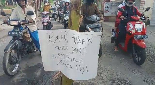 Jalan rusak di Dusun Keling, Desa Jumputrejo, Kecamatan Sukodono, Sidoarjo menjadi sorotan warga, Selasa (9/5/2023). Dok. Istimewa.