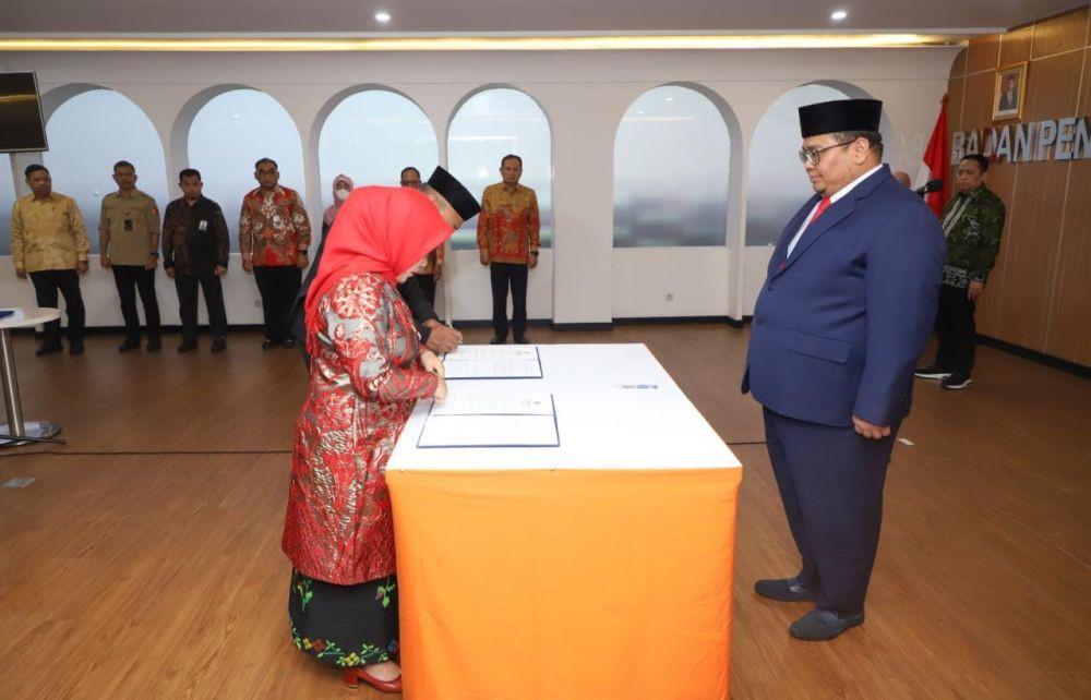 Ketua Bawaslu Sulsel, Mardiana Rusli (jilbab merah) saat bertanda tangan didepan ketua Bawaslu RI, Rahmat Bagja. (Istimewa)