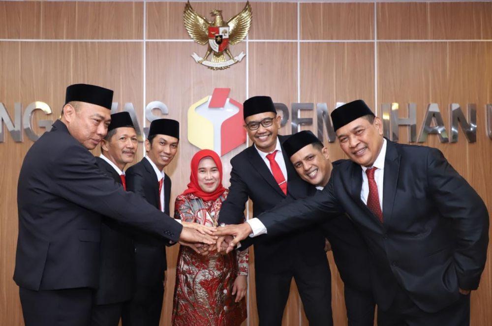 Tujuh komisioner Bawaslu Sulsel Periode 2023-2028 usai dilantik di Jakarta. (Istimewa)