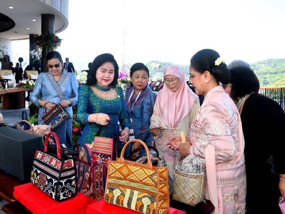 Ibu Negara Iriana mengunjungi showcase UMKM di Puncak Waringin, Labuan Bajo, bersama para Ibu Negara ASEAN yang hadir di Konferensi Tingkat Tinggi (KTT) ASEAN ke-42. (dok. Biro Sekretariat Presiden)