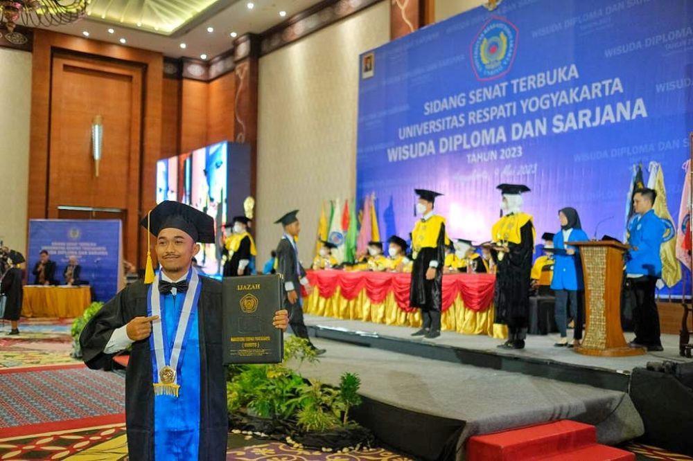 UNRIYO Wisuda 549 Mahasiswa, Rektor: Cari Ilmu Seumur Hidup
