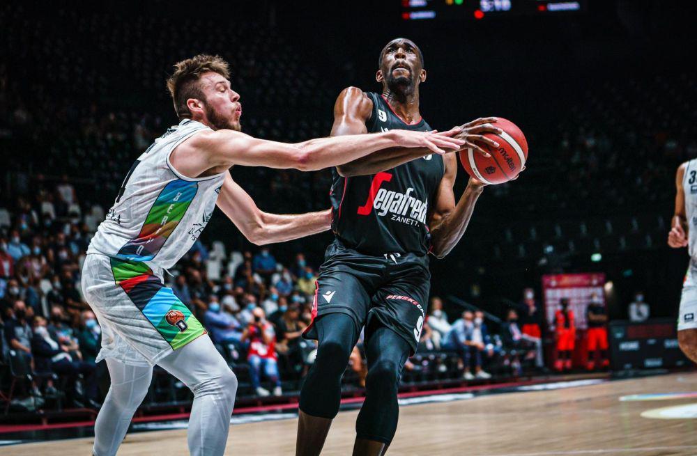 Ekpe Udoh (kanan) (virtus.it)