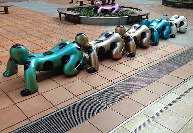 10 Potret Bangku Taman Desain Antimainstream, Aneh Banget Bentuknya