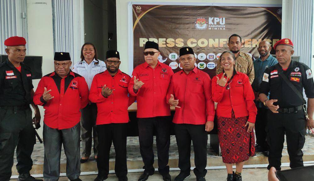 Foto bersama usai jumpa pers bersama awak media. (IDN Times/Endy Langobelen)