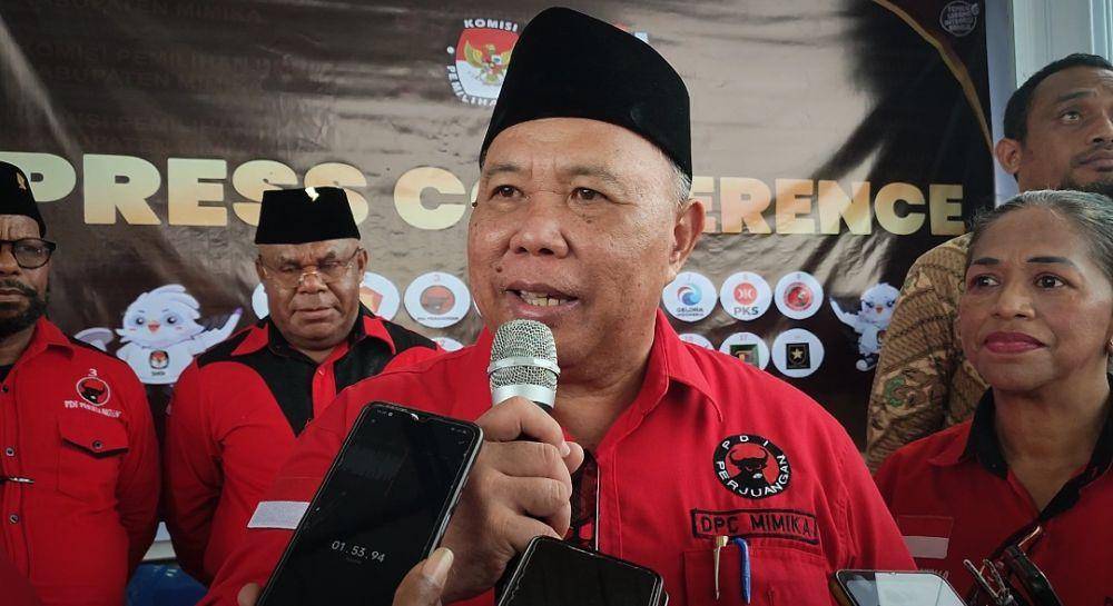 Ketua DPC PDIP Kabupaten Mimika, Yohanes Felix Helyanan, saat diwawancarai awak media. (IDN Times/Endy Langobelen)