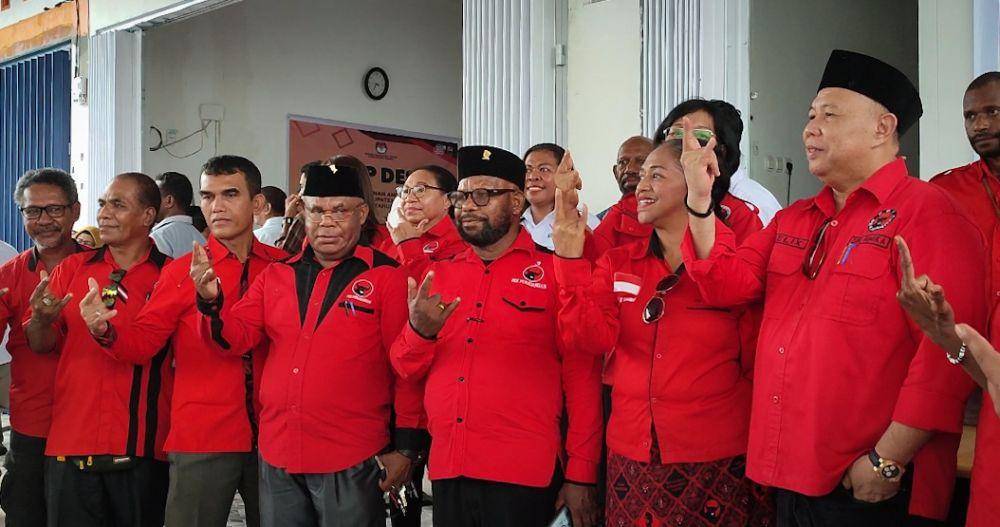 Foto Ketua DPC PDIP Kabupaten Mimika, Yohanes Felix Helyanan, bersama para Bacaleg. (IDN Times/Endy Langobelen)