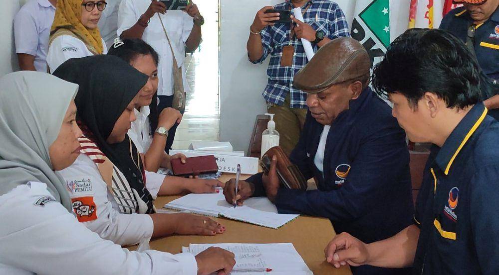 Ketua DPD Partai Nasdem Kabupaten Mimika, Aser Gobai, saat melakukan registrasi di KPU Mimika. (IDN Times/Endy Langobelen)