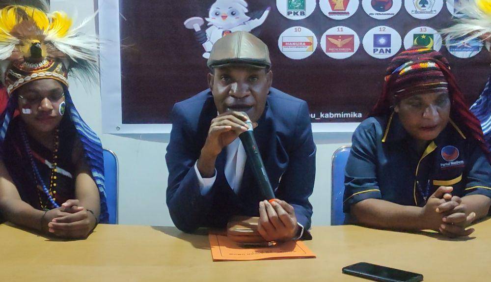 Ketua DPD Nasdem Kabupaten Mimika, Aser Gobai, saat melakukan jumpa pers. (IDN Times/Endy Langobelen)