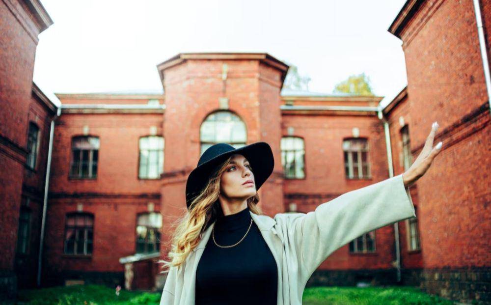 ilustrasi perempuan yang sedang berkhayal (unsplash.com/Andrey Zvyagintsev)