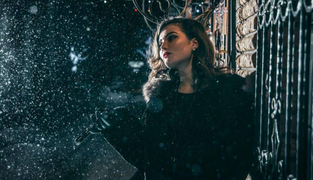 ilustrasi perempuan yang sedang berkhayal (unsplash.com/Andrey Zvyagintsev)