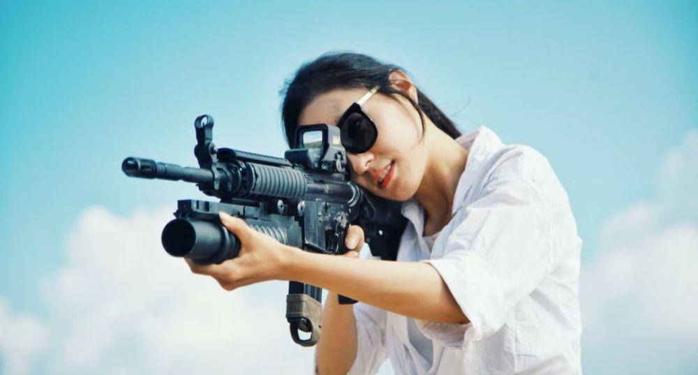 ilustrasi perempuan yang sedang berkhayal (unsplash.com/Zhang H)
