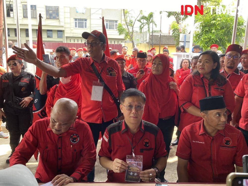 Partai PDI Perjuangan Medan mendatangi KPU Medan (IDN Times/Indah Permata Sari)