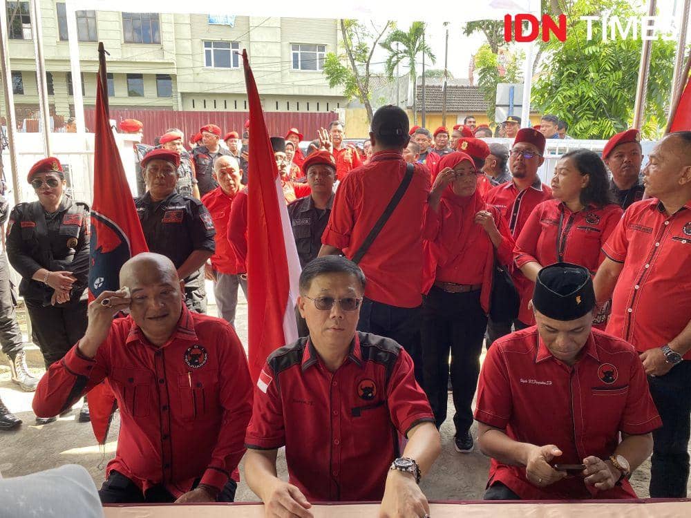 Partai PDI Perjuangan Medan mendatangi KPU Medan (IDN Times/Indah Permata Sari)