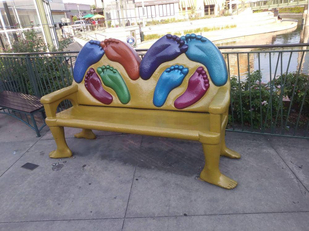 potret desain bangku taman mencolok mata (reddit.com/user/Pxlnight13)
