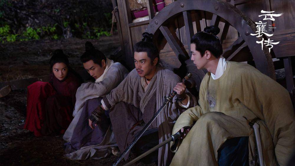 Shu Yanan, Yun Xiang, Jin Biao dan Su Mingyu saat bersembunyi dari perampok di Cdrama The Ingenious One (dok. IQiyi/The Ingenious One)