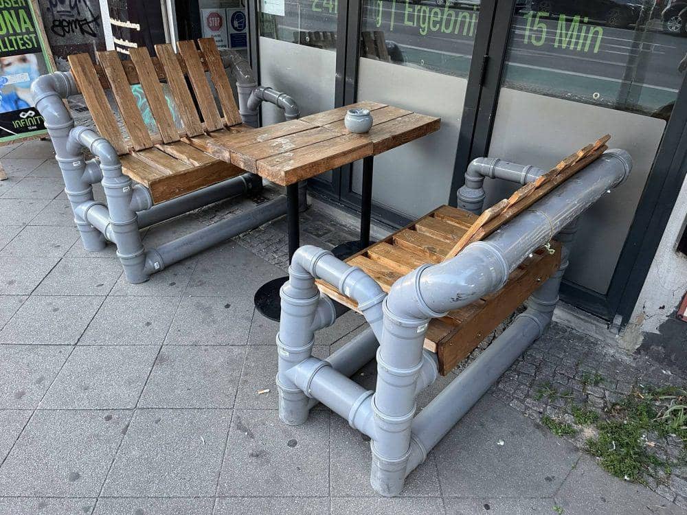 potret desain bangku taman mencolok mata (reddit.com/user/ventilcheck)