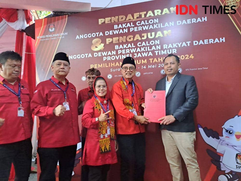 PDIP Jatim saat daftarkan 120 Bacaleg ke KPU Jatim, Kamis (11/5/2023). IDN Times/Ardiansyah Fajar.