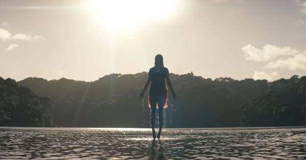 Jessica yang melayang saat kerasukan ( Dok. Warner Bros / Evil Dead Rise )