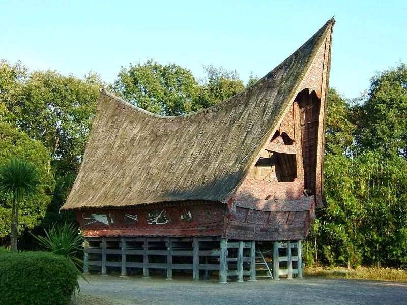 Rumah adat Sumatra Utara (Budaya-indonesia.org/Rumah-Bolon-1)