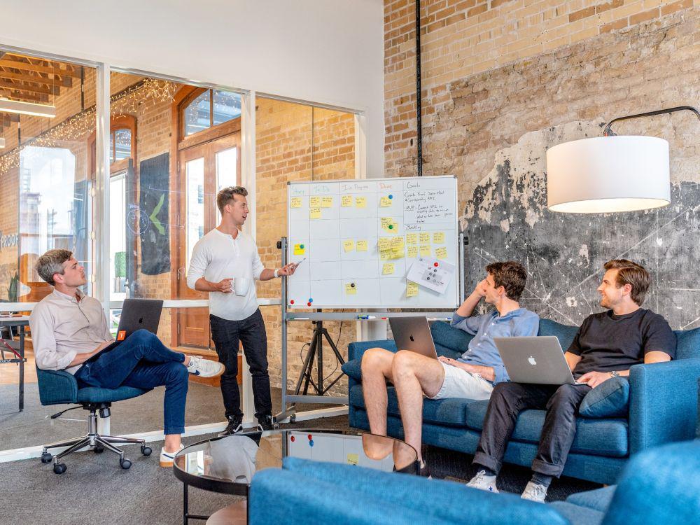 ilustrasi meeting di kantor (unsplash.com/Austin Distel)