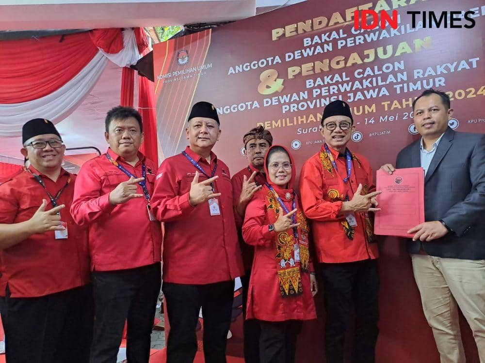 PDIP Jatim saat daftarkan 120 Bacaleg ke KPU Jatim, Kamis (11/5/2023). IDN Times/Ardiansyah Fajar.