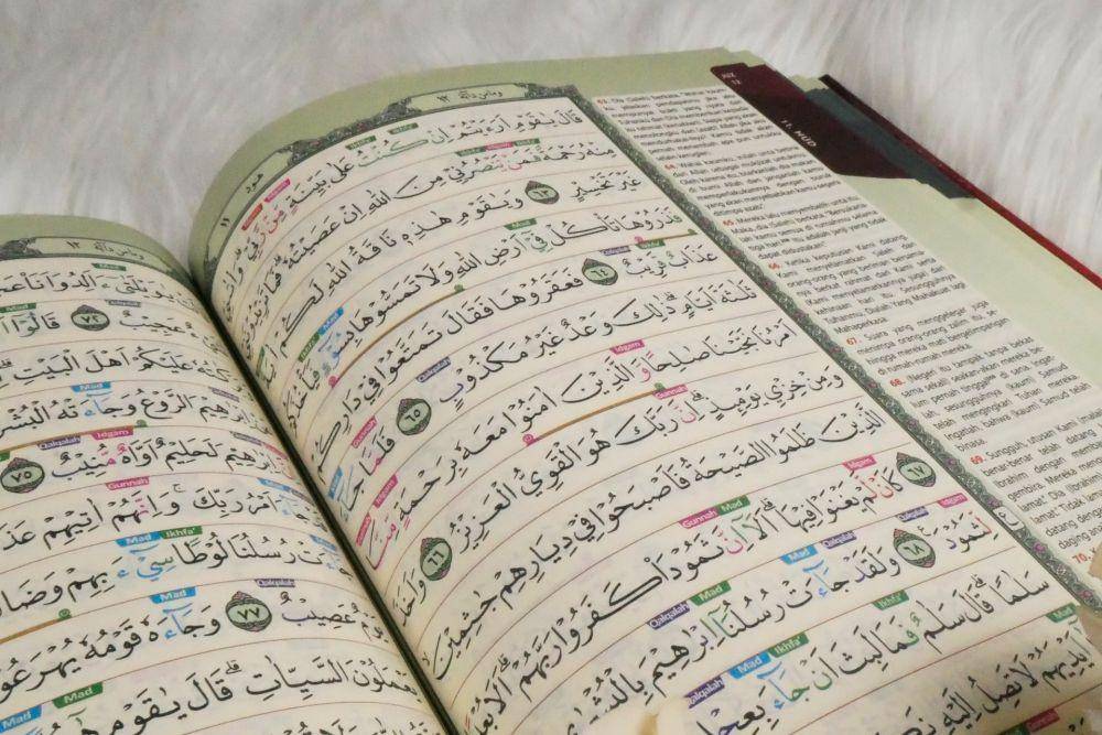 ilustrasi membaca Al-Quran (Unsplash.com/Aqwam Jembatan Ilmu)