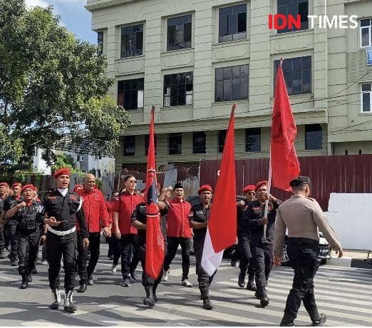 Partai PDI Perjuangan Medan mendatangi KPU Medan (IDN Times/Indah Permata Sari)