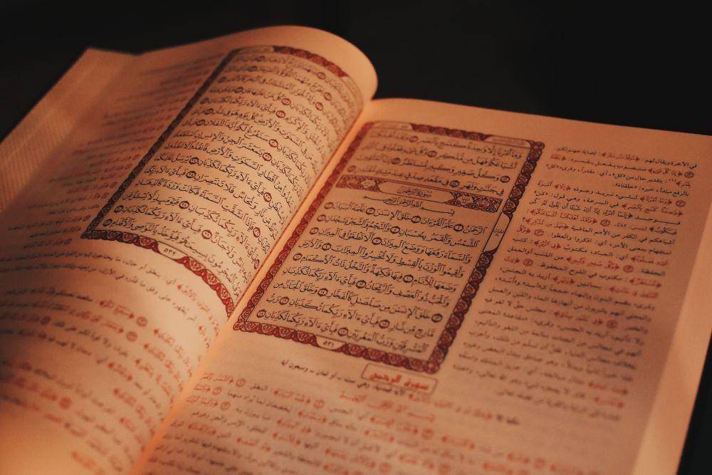 ilustrasi al-Quran (Unsplash.com/ Faqih Abdul)