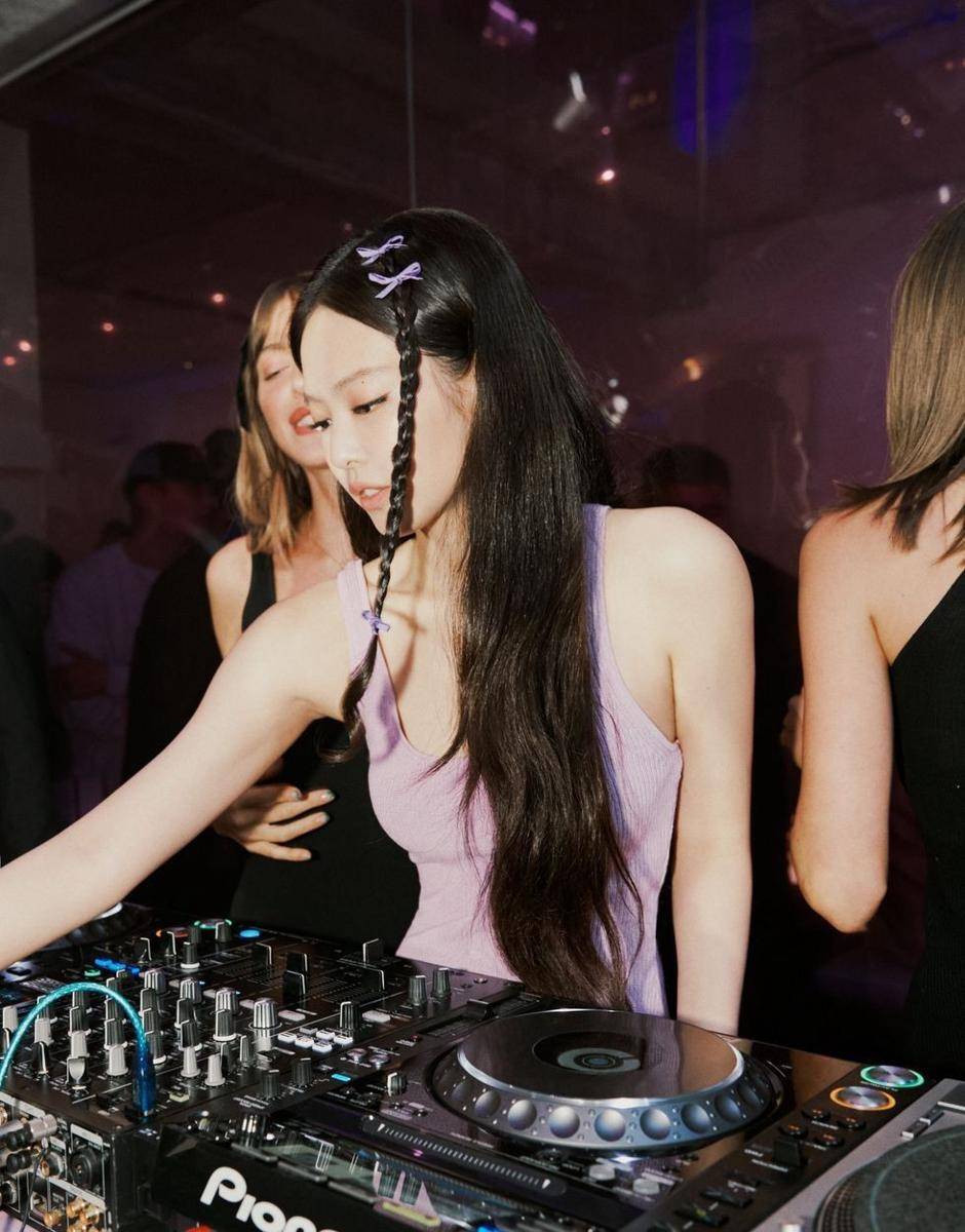 potret Jennie Blackpink hadir di perilisan koleksinya dengan Calvin Klein (instagram.com/ellesingapore)