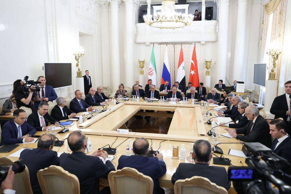 Pertemuan delegasi Iran, Suriah, Turki, dan Rusia dalam KTT Moskow pada Rabu, 10 Mei 2022. (Twitter.com/@MevlutCavusoglu)