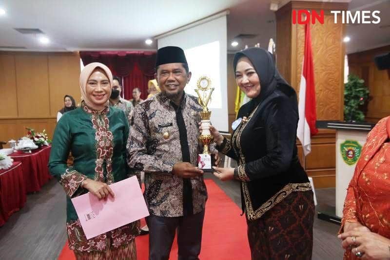 Bupati PPU. Ir. H. Hamdam didampingi istri serahkan piala ke salah satu pemenang lomba dalam kegiatan Hari Kartini di PPU (IDN Times/ Ervan)