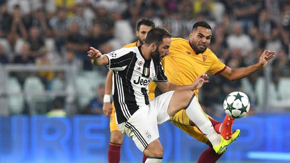 Gonzalo Higuain saat membela Juventus melawan Sevilla pada fase grup Liga Champions Eropa. (uefa.com)