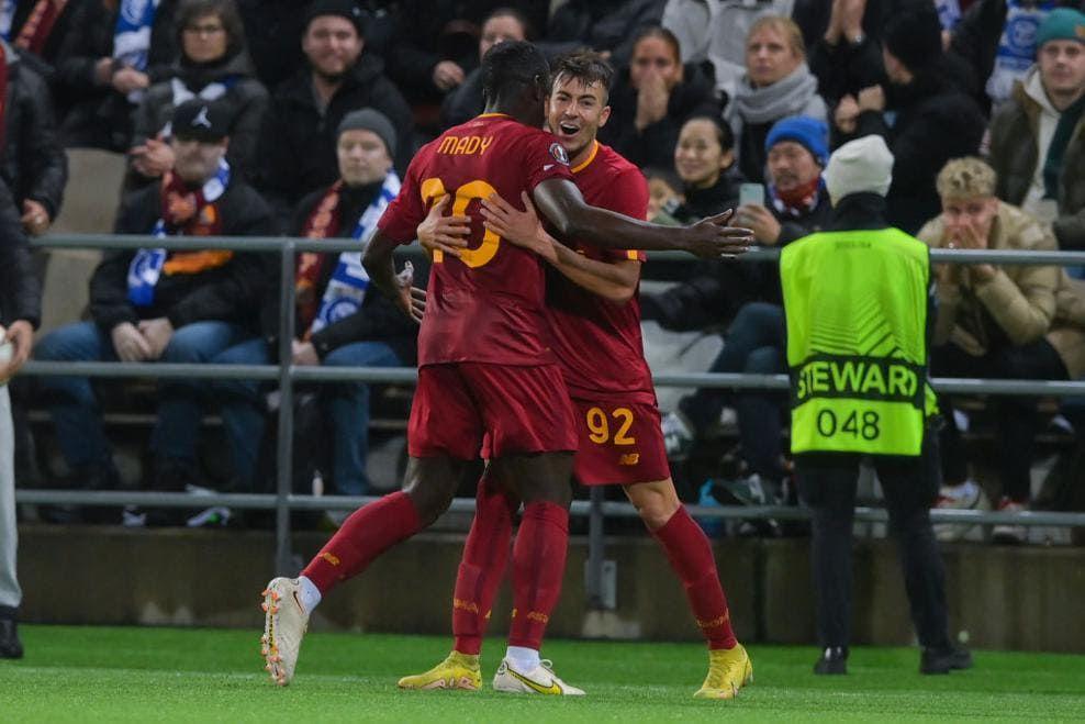 Tammy Abraham dan Stephan El Shaarawy, pemain AS Roma, merayakan gol ke gawang HJK Helsinki di Liga Europa 2022/2023. (uefa.com)