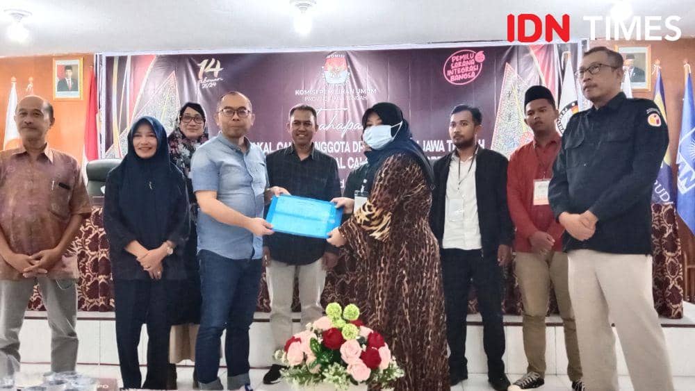 Ketua KPU Jateng Paulus Widiyantoro menerima berkas syarat dukungan DPD dari Lamaatus Dimyati Rois. (IDN Times/Fariz Fardianto)