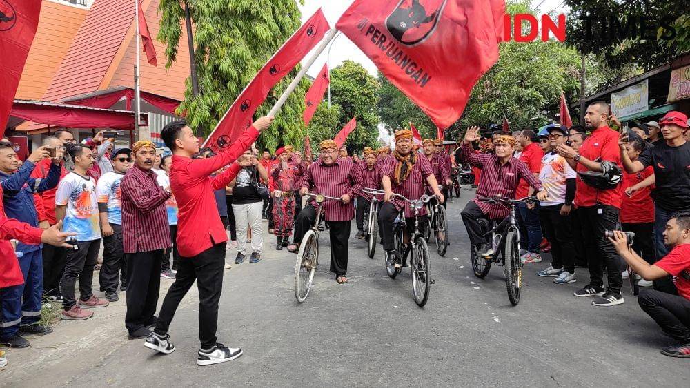 Gibran Rakabuming lepas 45 Bacaleg PDIP Solo daftar ke KPU Solo. (IDN Times/Larasati Rey)