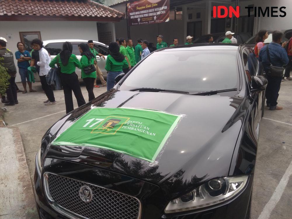 PPP Bekasi Daftarkan Bacaleg Bawa Mobil Seharga Rp11 M. (IDN Times/Imam Faishal)
