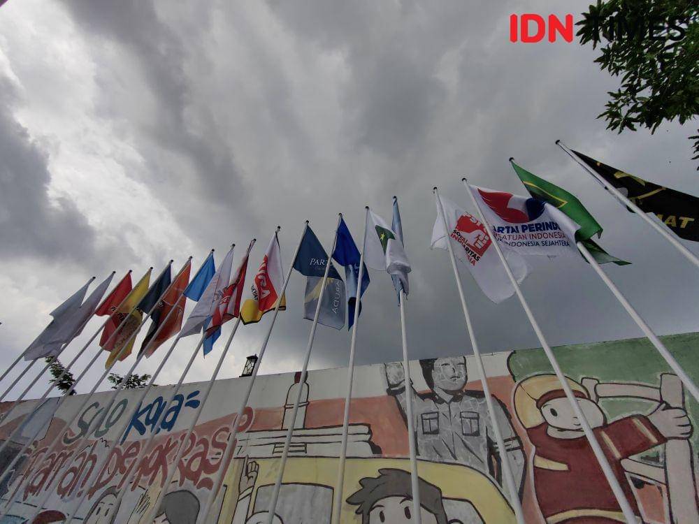 Bendera partai politik di KPUSolo. (IDN Times/Larasati Rey)
