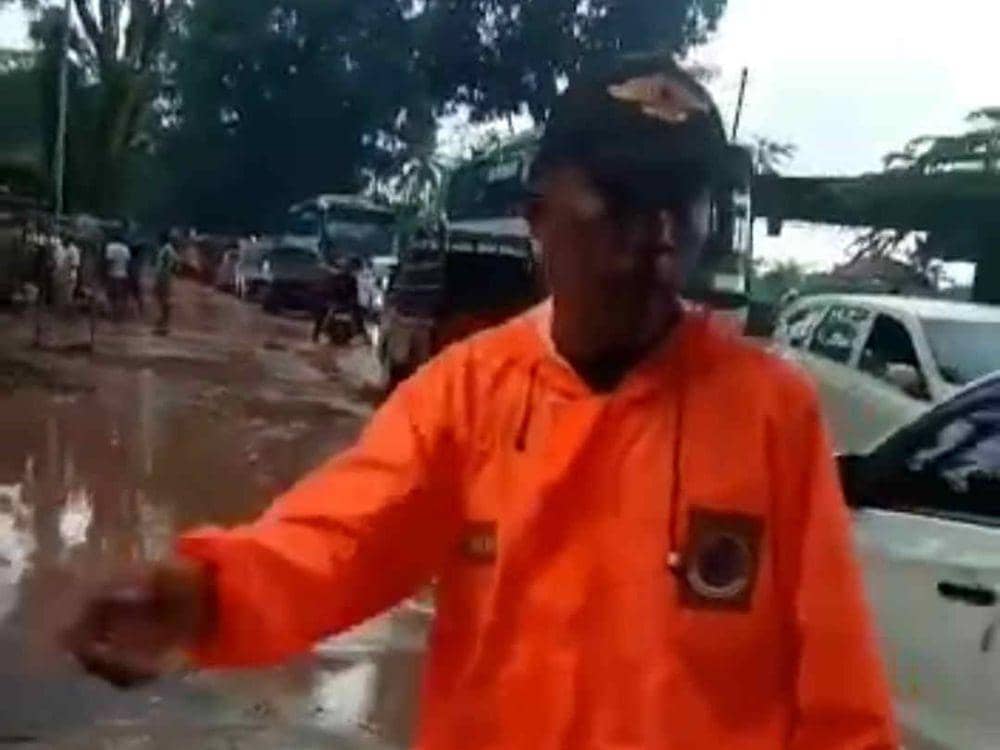 Banjir disertai lumpur menerjang jalur utama Banyuwangi-Surabaya via Jember. (FOTO: video warga)