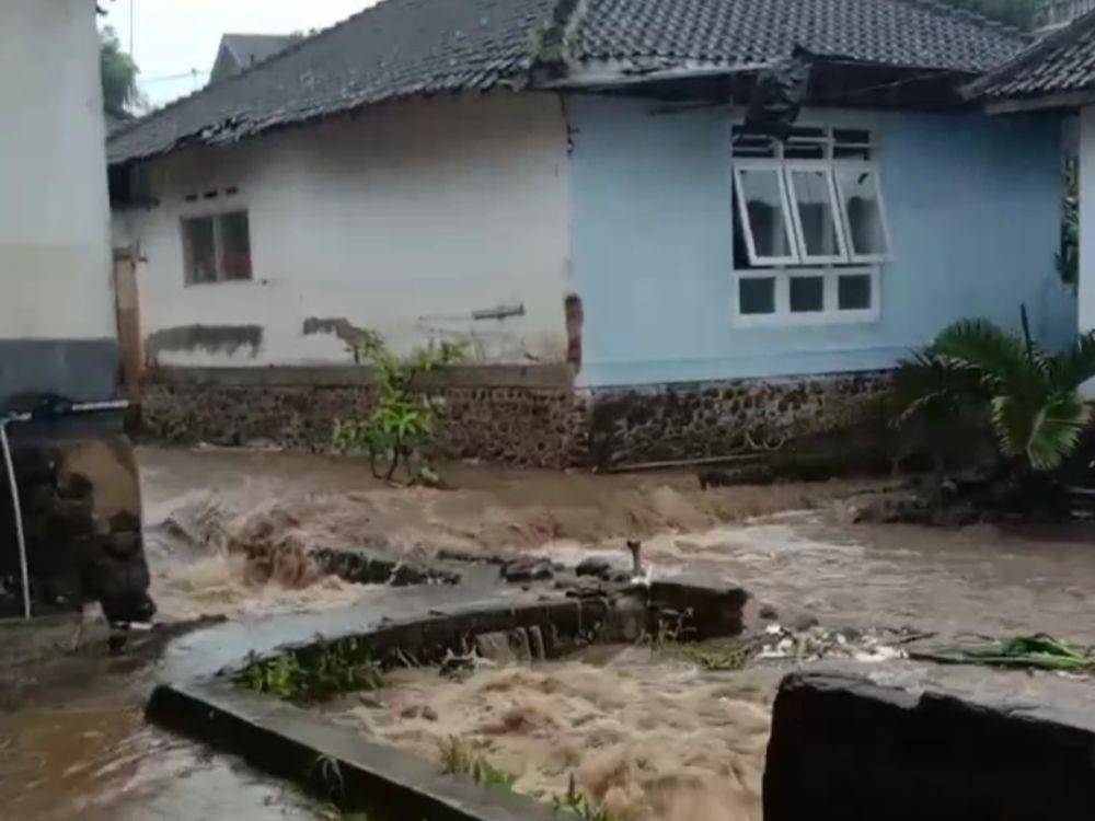 Luapan sungai mulai membanjiri pemukiman warga Kalibaru Banyuwangi. (FOTO: dokumentasi warga/ Pusdalops BPBD Banyuwangi)