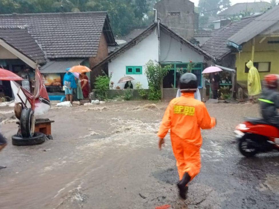 Banjir genangi jalanan di Banyuwangi. (FOTO: Pusdalops BPBD Banyuwangi)