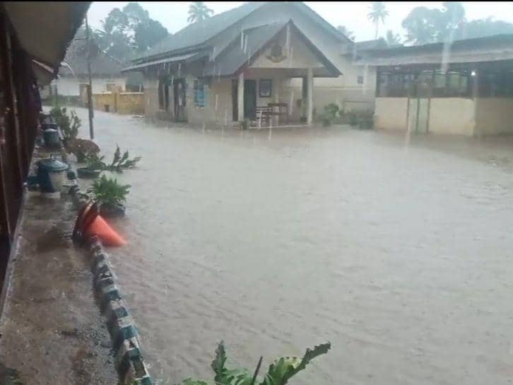 Polsek Kalibaru Banyuwangi terdampak banjir akibat hujan deras. (FOTO: Pusdalops BPBD Banyuwangi)