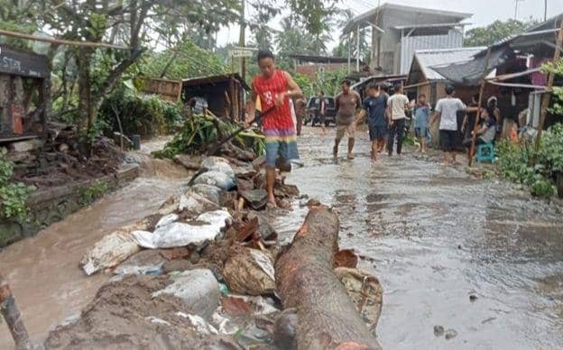 Banjir yang menerjang kawasan Senggigi Lombok Barat, Selasa (9/5/2023). (dok. BPBD NTB)