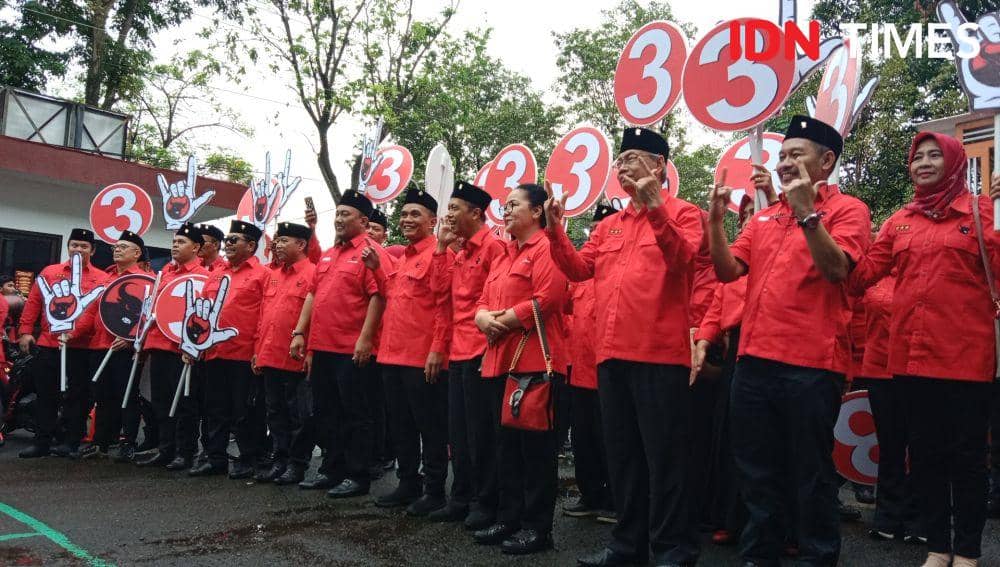 Salam metal diperlihatkan para pengurus PDIP saat tiba di kantor KPU Jateng Jalan Veteran Semarang. (IDN Times/Fariz Fardianto)