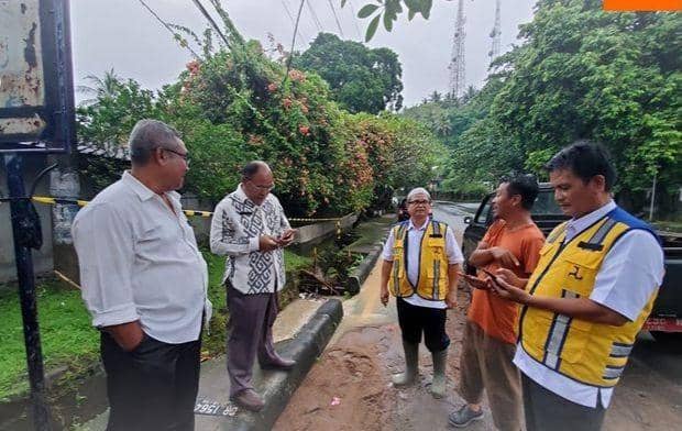 BPBD NTB bersama BPJN meninjau lokasi banjir di kawasan Senggigi. (dok. BPBD NTB)