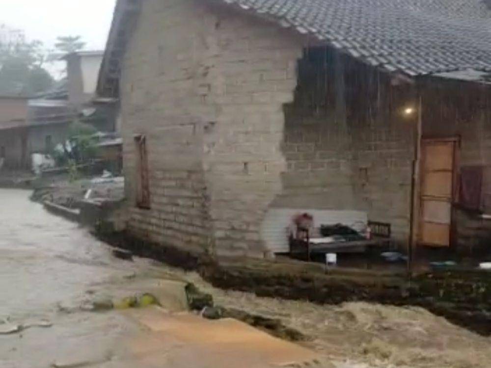 Kamis 11 Mei 2023, kondisi banjir saat ini di sungai Kalibaru yang sempat Banjir Bandang pada November 2022 lalu. (FOTO: dokumentasi warga/ Pusdalops BPBD Banyuwangi)